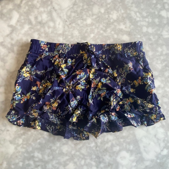 High-waisted Shorts - Picture 2 of 4